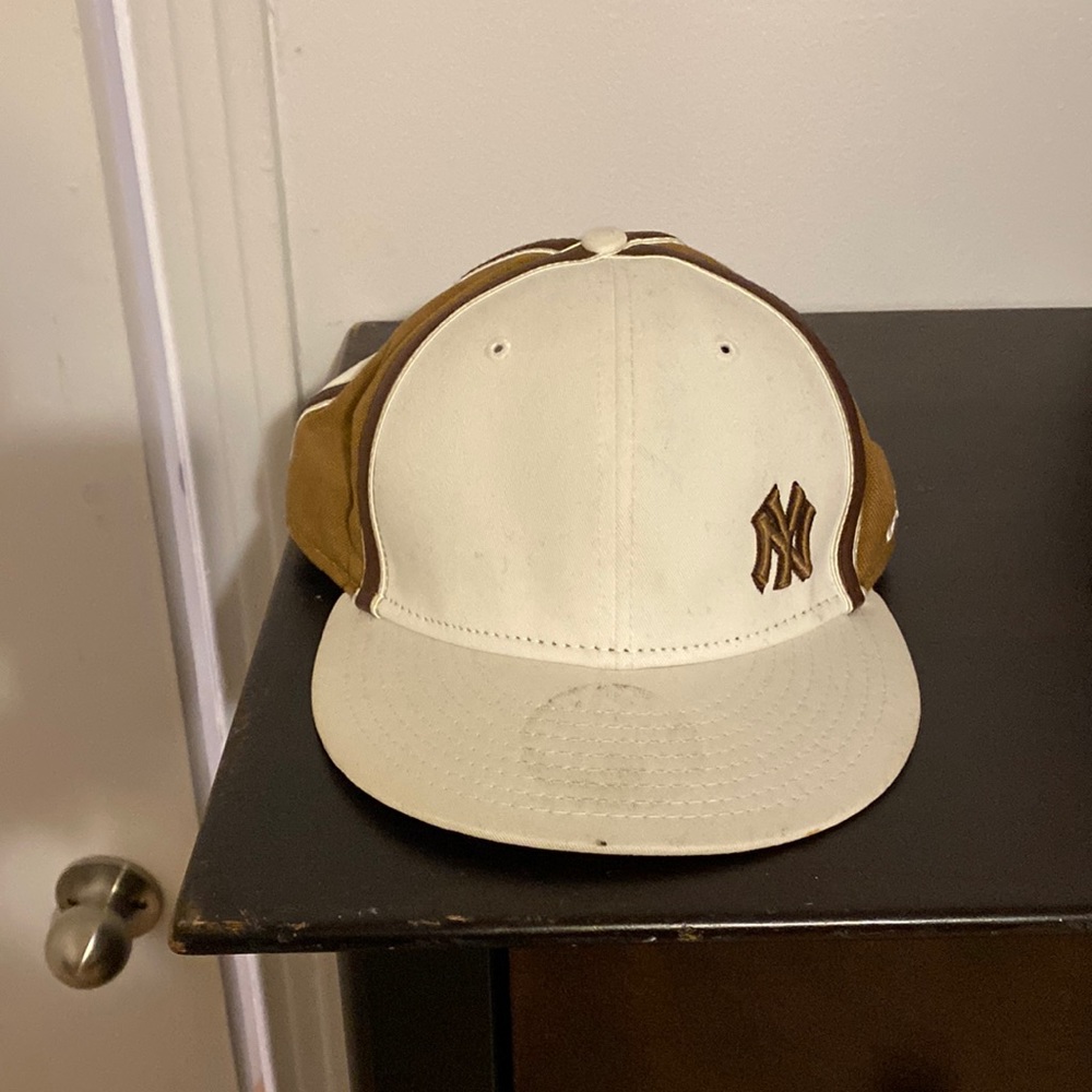 Stylish baseball cap with N. Y logo.size is 7 5/8 or 60.6cm